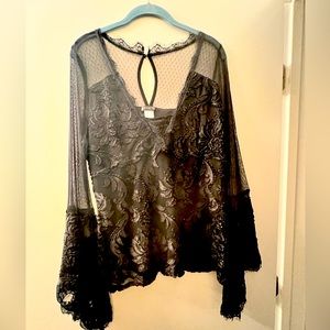 Venus size XL Lace top with bell sleeves, gently worn